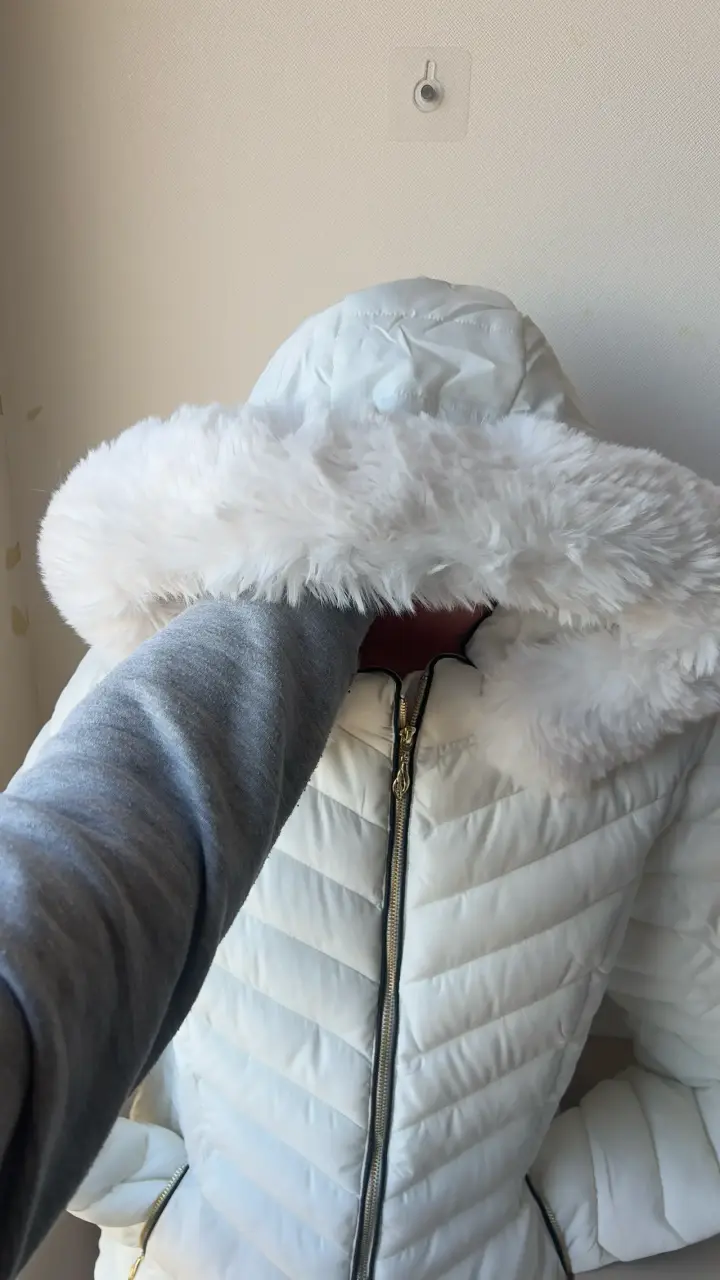 Chaqueta acolchada blanca con capucha - 2