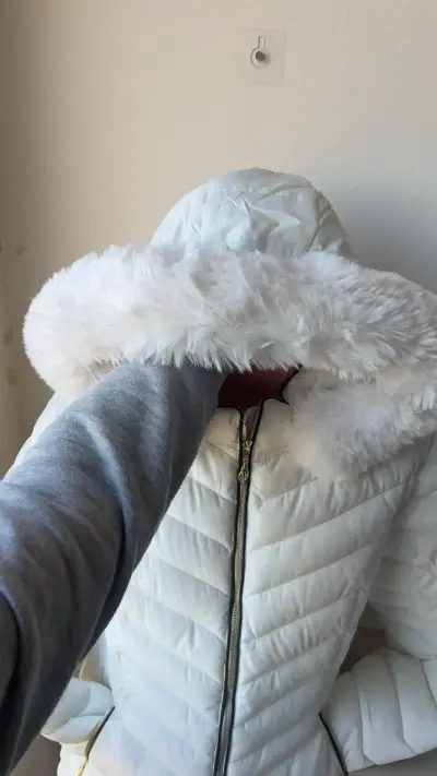 Chaqueta acolchada blanca con capucha - miniatura 2