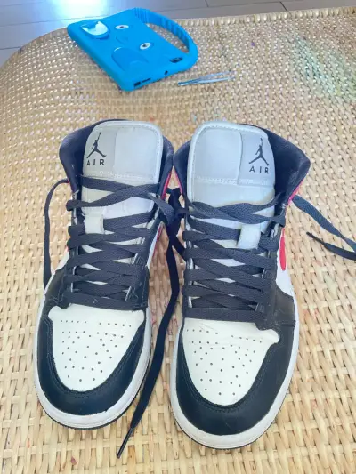 Zapatillas Air Jordan 1 Mid Blanco y Negro - miniatura 1