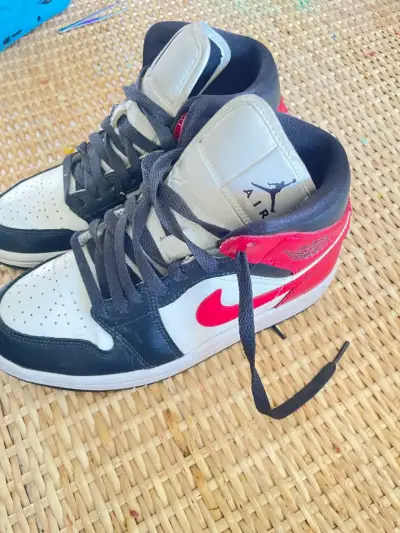 Zapatillas Air Jordan 1 Mid Blanco y Negro - miniatura 2