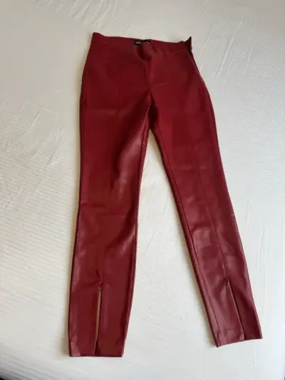 Pantalones de cuero sintético rojos Zara - miniatura 1
