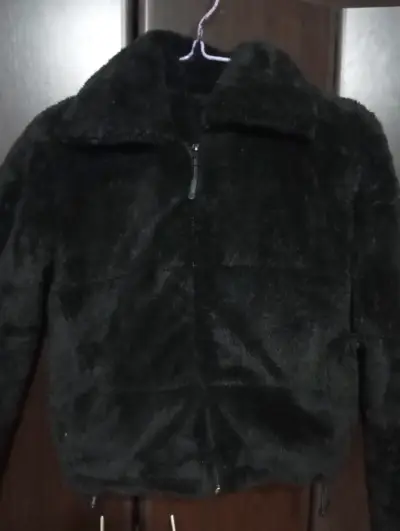 Chaqueta de peluche negra para mujer - miniatura 1