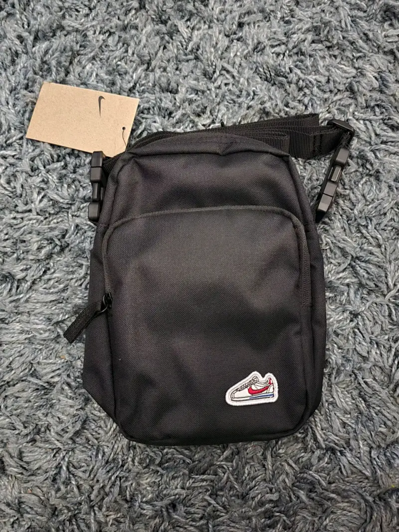 Bandolera negra Nike con diseño de zapatilla