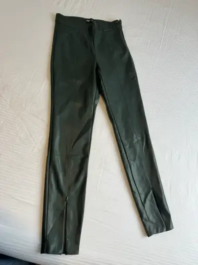 Pantalones de cuero sintético verde Zara - miniatura 1