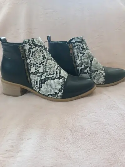 Botines N° 37 con diseño de serpiente - miniatura 1