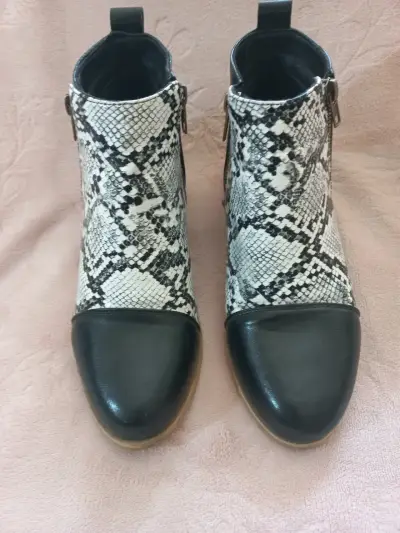 Botines N° 37 con diseño de serpiente - miniatura 2