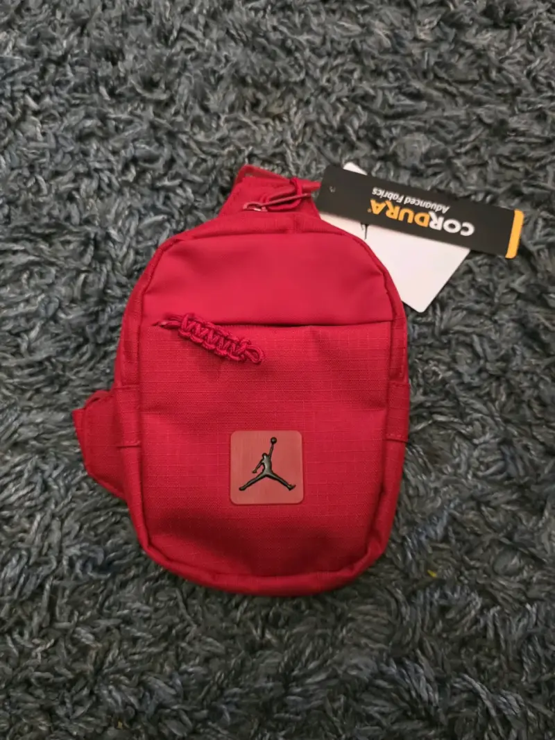 Riñonera roja Jordan con logo