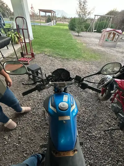 Moto Yamaha azul en buen estado - miniatura 1