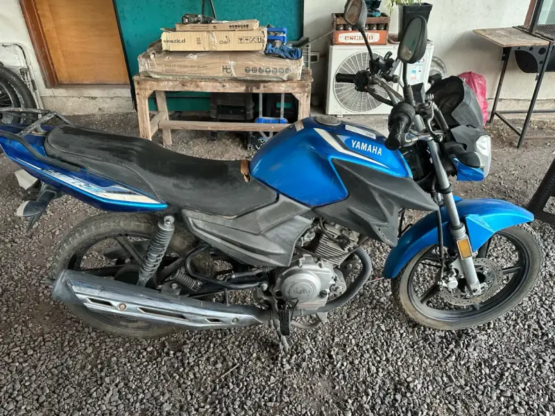 Moto Yamaha azul en buen estado - 2