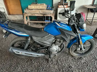 Moto Yamaha azul en buen estado - miniatura 2