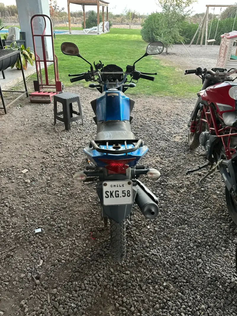 Moto Yamaha azul en buen estado - 3