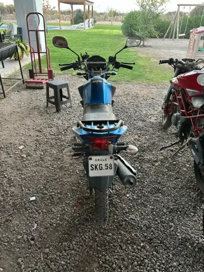 Moto Yamaha azul en buen estado - miniatura 3