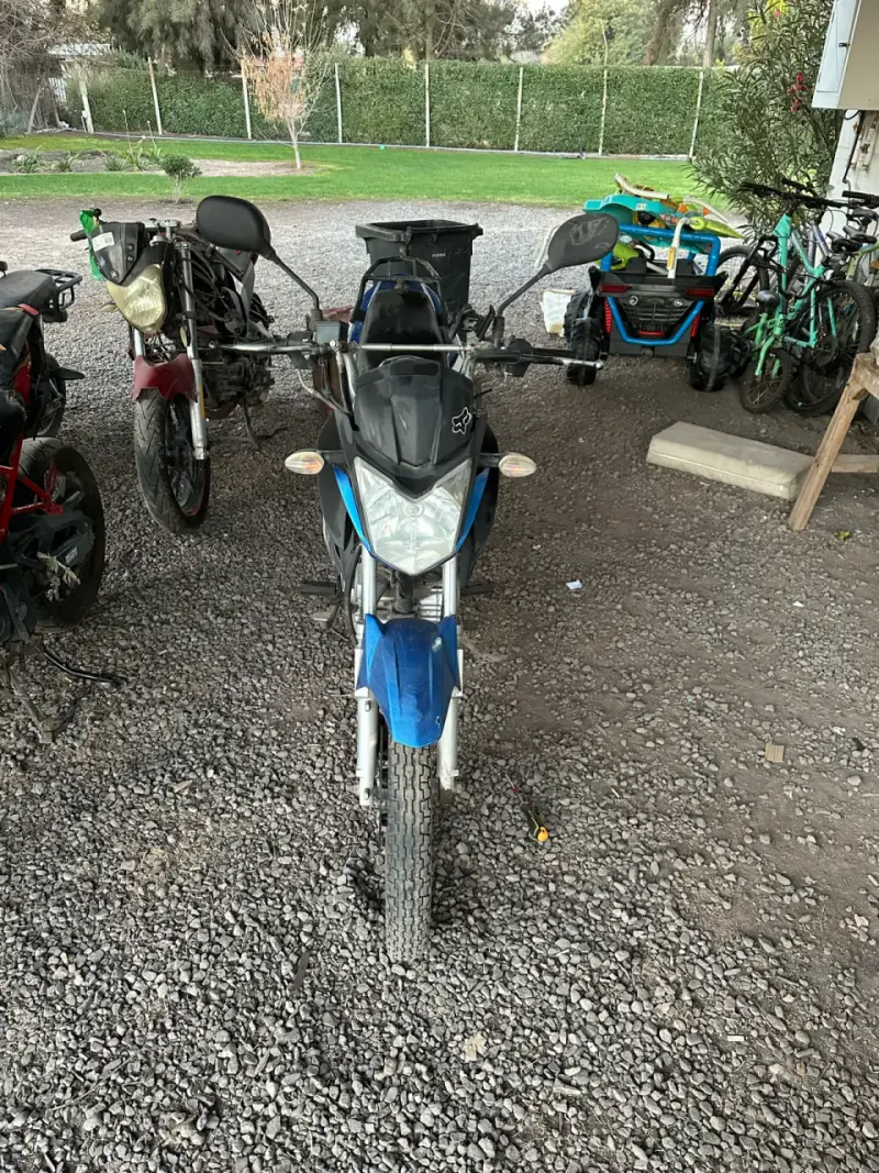 Moto Yamaha azul en buen estado - 4