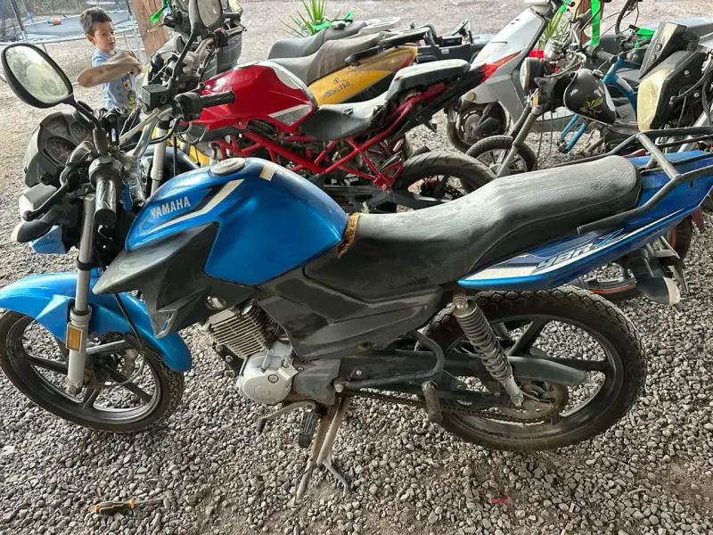 Moto Yamaha azul en buen estado - 5
