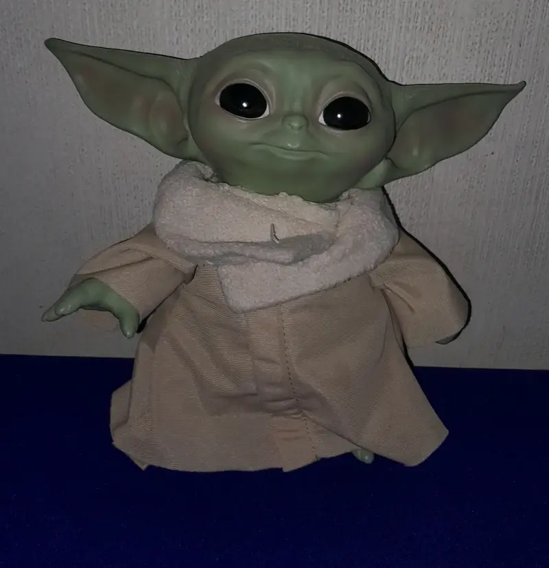 Figura de colección Baby Yoda con túnica - 1