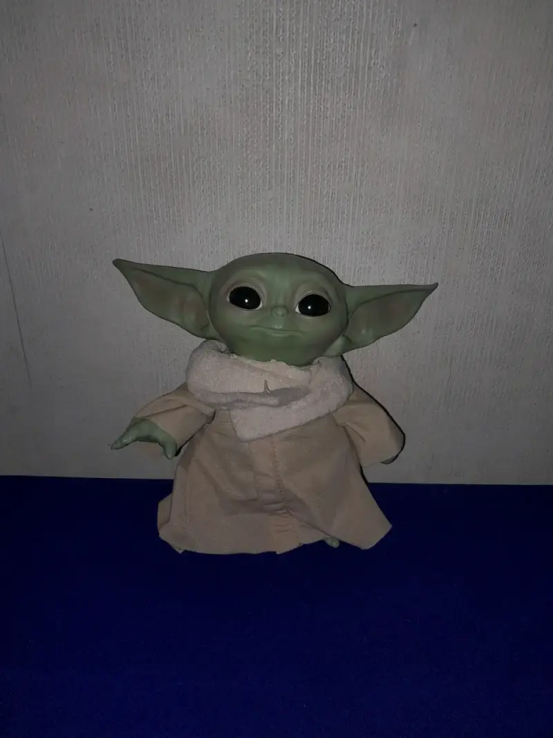 Figura de colección Baby Yoda con túnica - 2
