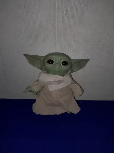 Figura de colección Baby Yoda con túnica - miniatura 2