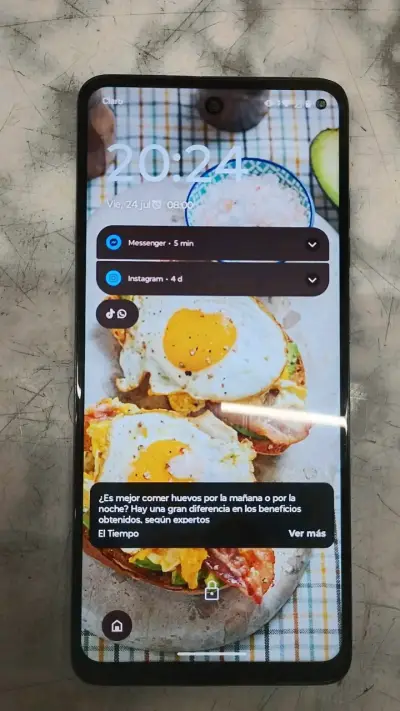 Smartphone Motorola con doble cámara trasera - miniatura 1