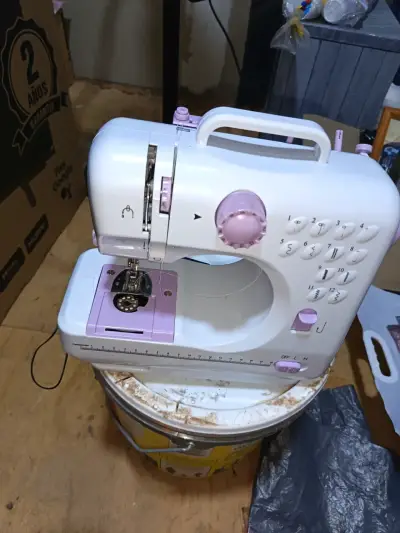 Máquina de coser portátil blanca y lila - miniatura 1