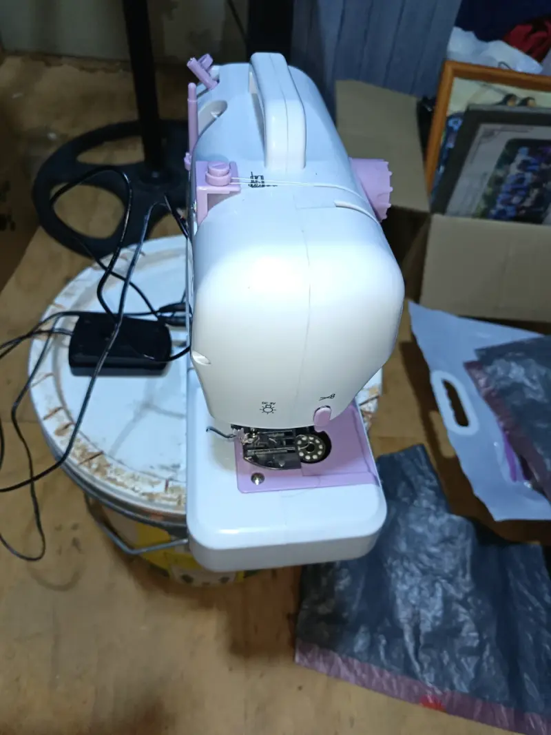 Máquina de coser portátil blanca y lila - 2