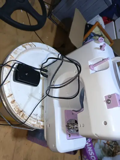 Máquina de coser portátil blanca y lila - miniatura 3