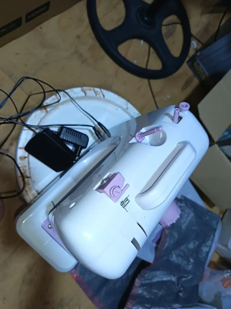 Máquina de coser portátil blanca y lila - 4