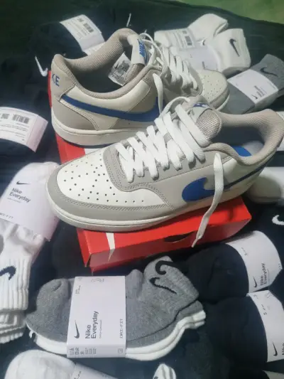 Zapatillas  Nike blancas con detalles azul - miniatura 1