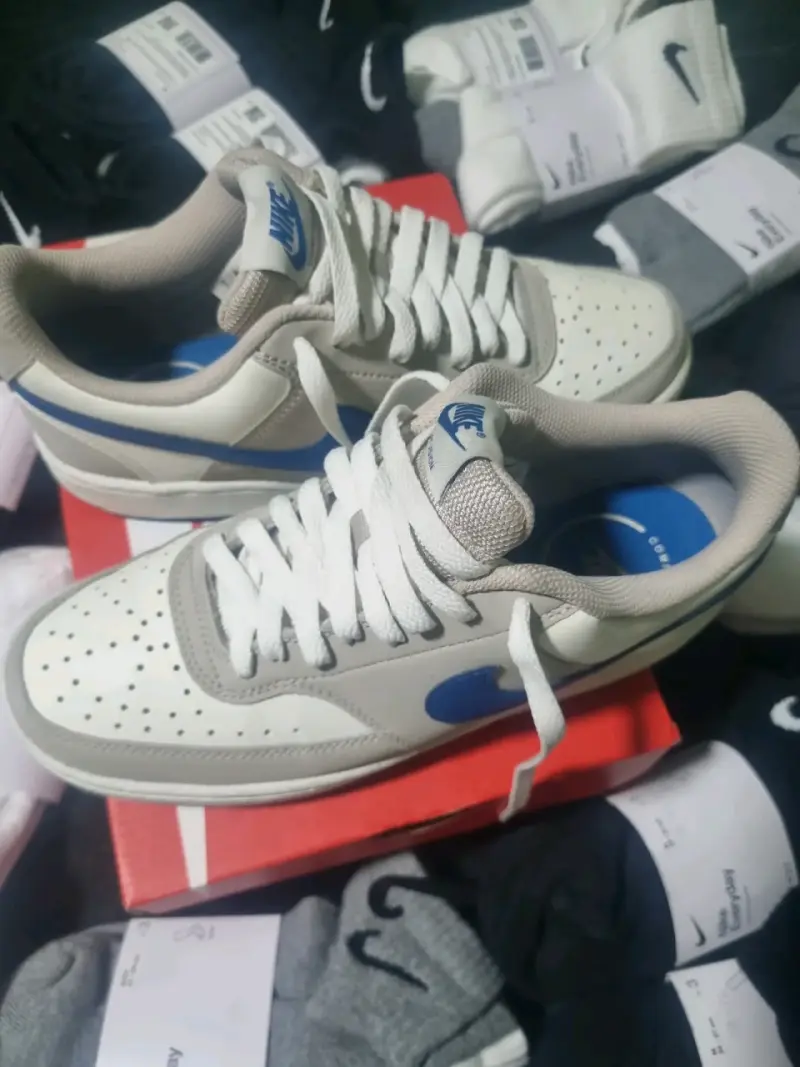 Zapatillas  Nike blancas con detalles azul - 2