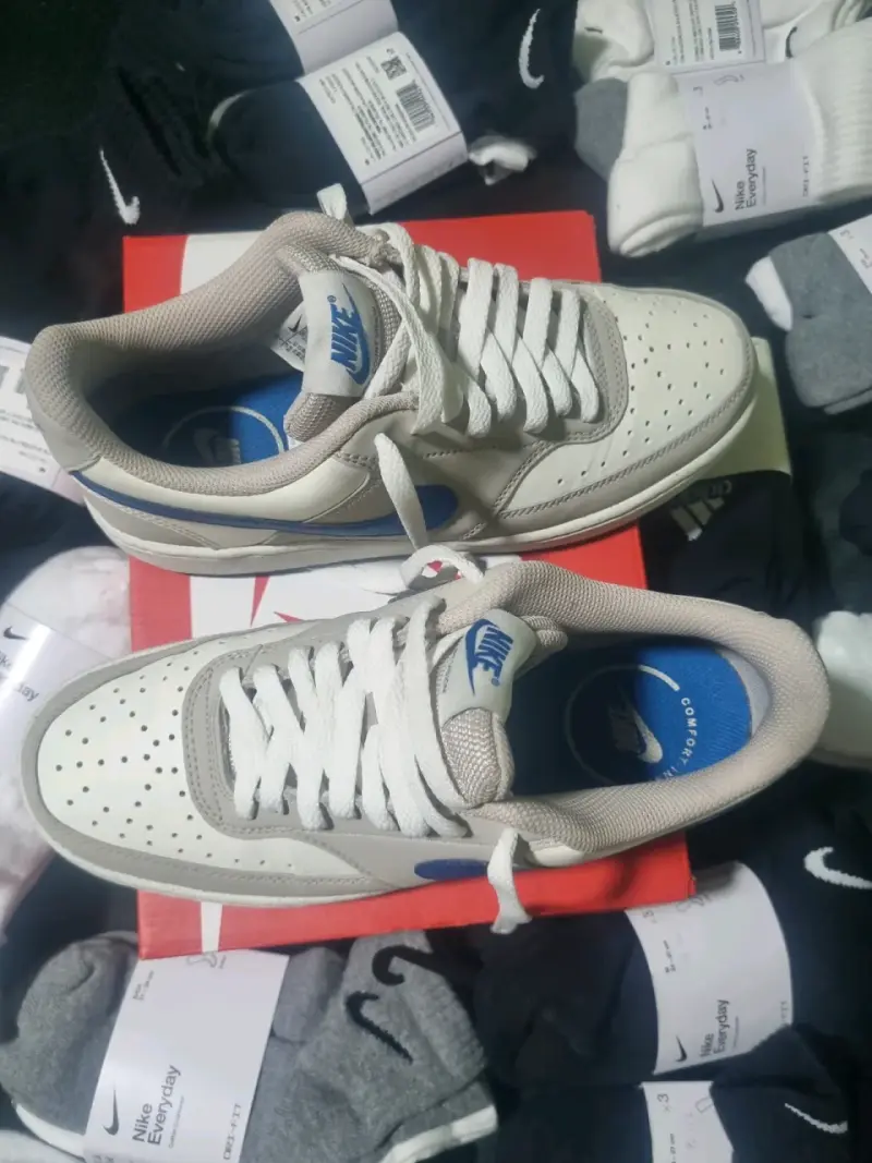Zapatillas  Nike blancas con detalles azul - 3