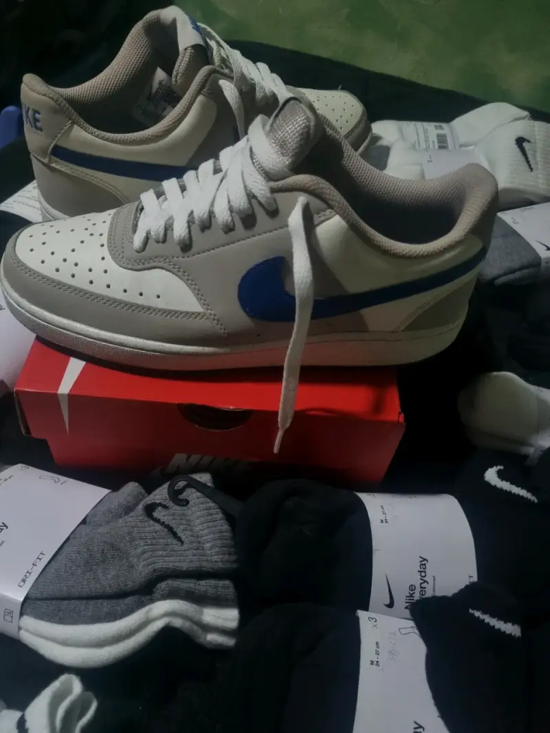 Zapatillas  Nike blancas con detalles azul - 4