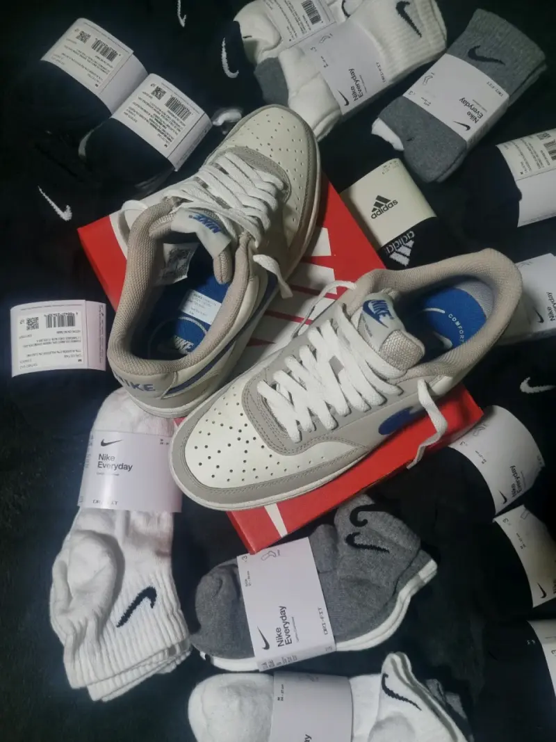 Zapatillas  Nike blancas con detalles azul - 5