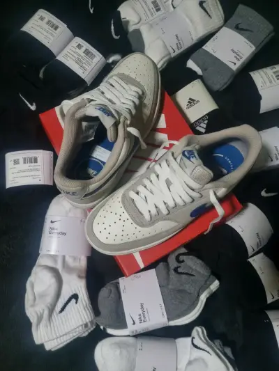 Zapatillas  Nike blancas con detalles azul - miniatura 5