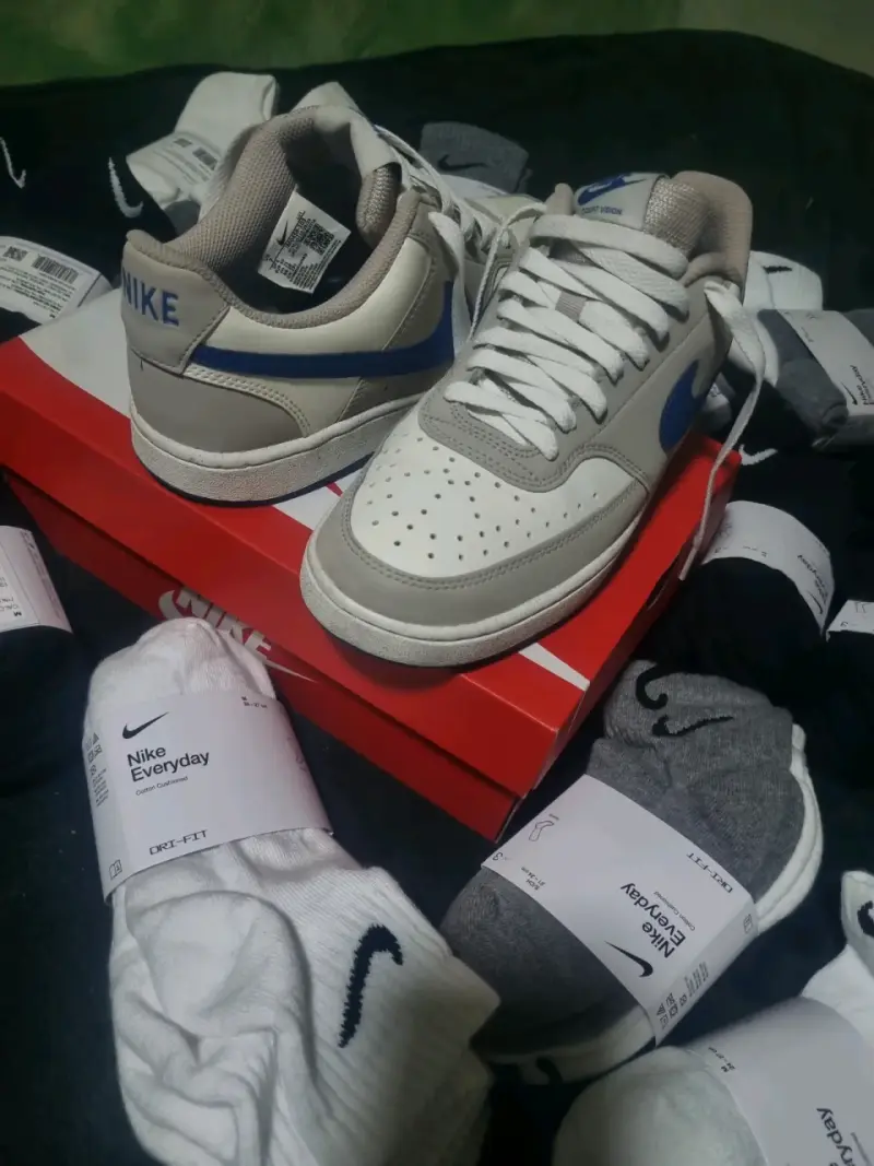 Zapatillas  Nike blancas con detalles azul - 6
