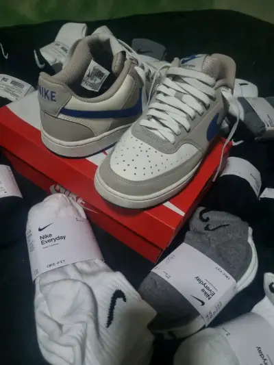 Zapatillas  Nike blancas con detalles azul - miniatura 6