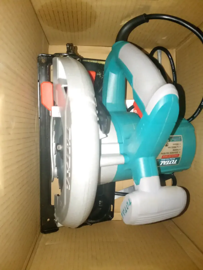 Sierra Circular Total 1400W con Accesorios - 2