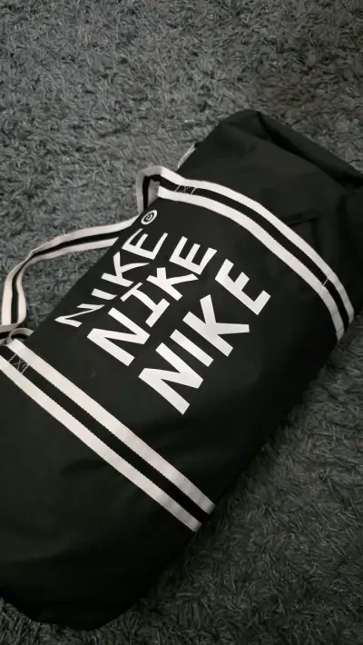 Bolso deportivo negro Nike con asas - miniatura 1