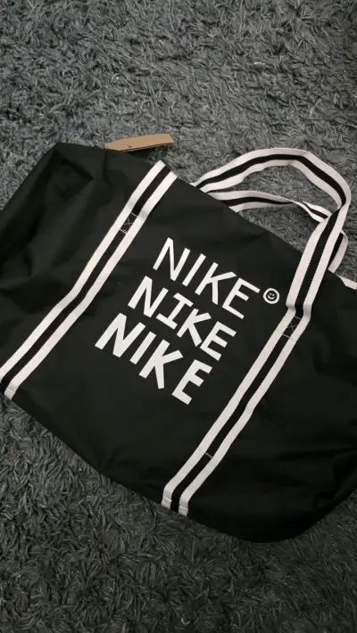 Bolso deportivo negro Nike con asas - miniatura 2