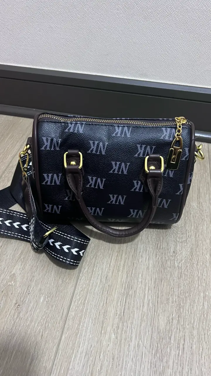 Bolso de mano negro con correa ajustable - 1
