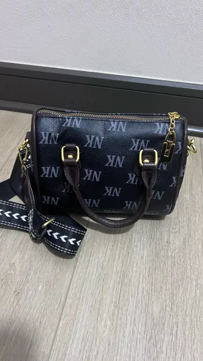 Bolso de mano negro con correa ajustable - miniatura 1