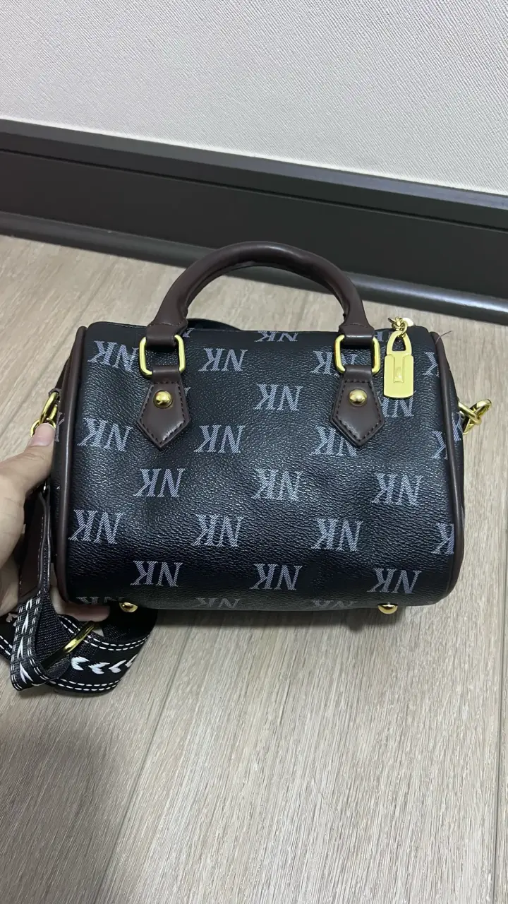 Bolso de mano negro con correa ajustable - 2