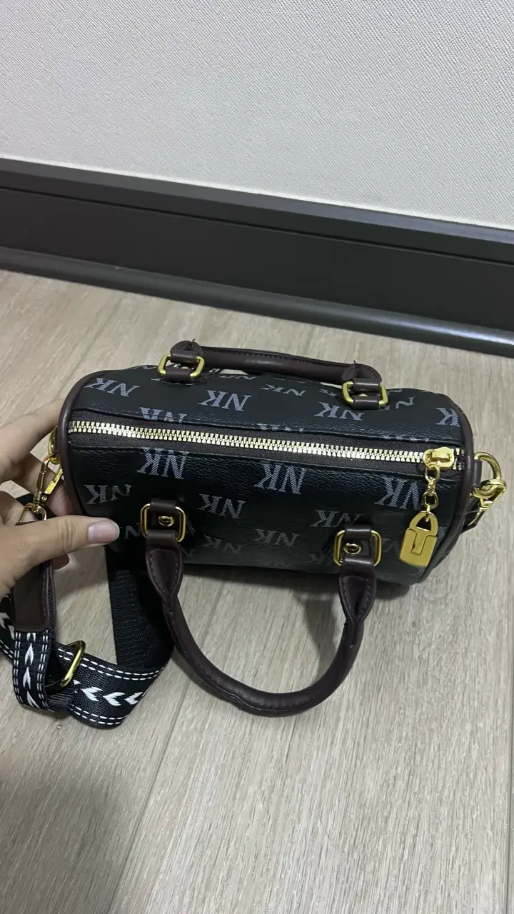 Bolso de mano negro con correa ajustable - 3
