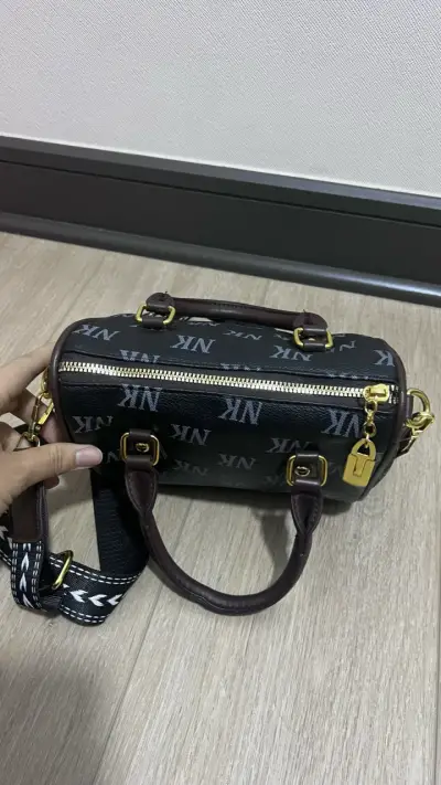 Bolso de mano negro con correa ajustable - miniatura 3