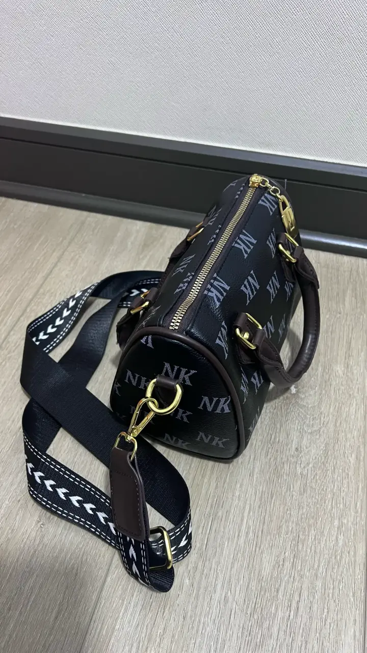 Bolso de mano negro con correa ajustable - 4