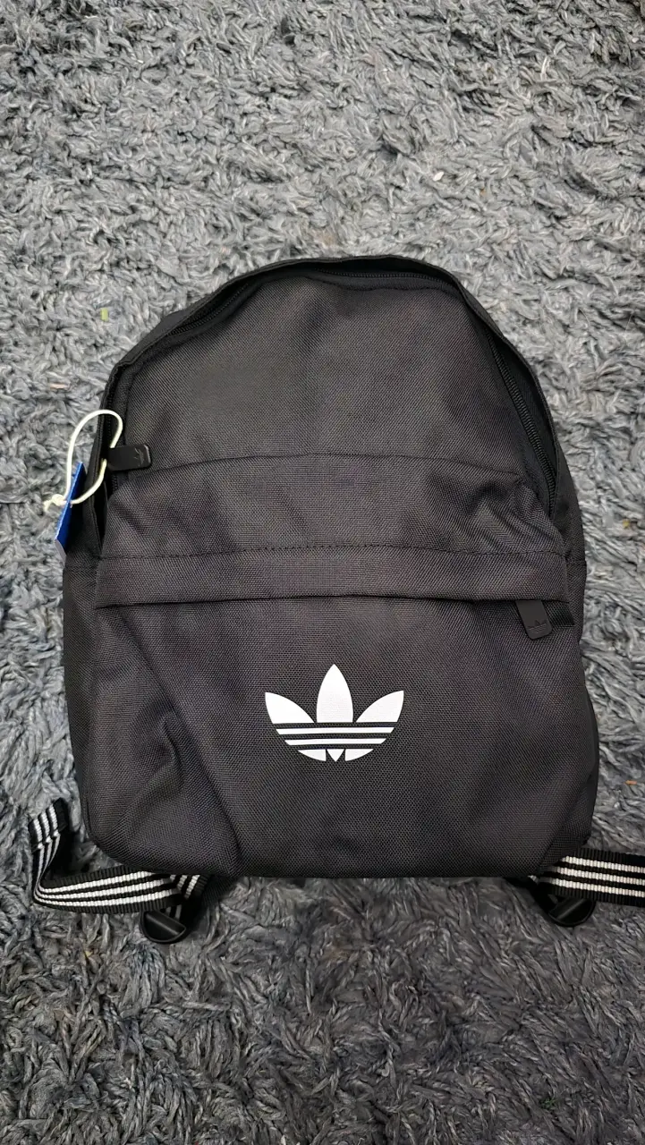 Mochila negra Adidas con logo clásico - 1