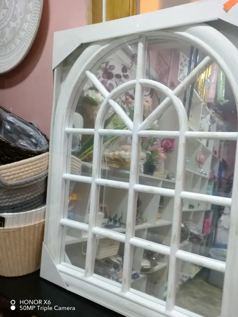 Espejo decorativo con marco blanco estilo ventana