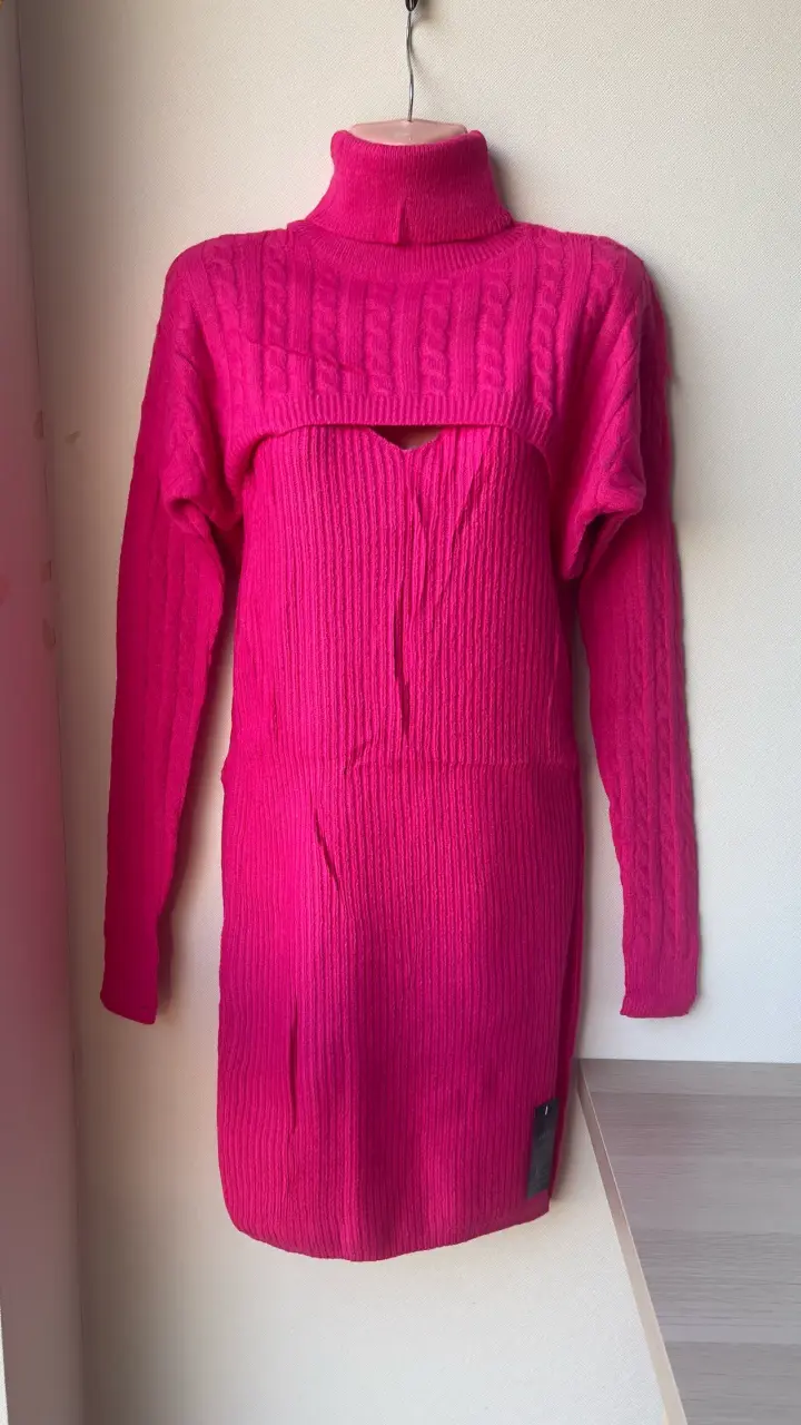 Vestido de punto fucsia con cuello alto