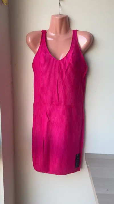 Vestido de punto fucsia con cuello alto - miniatura 2