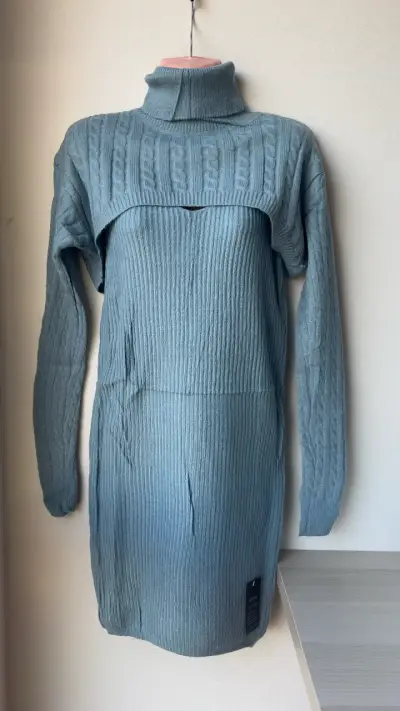 Vestido de punto azul con cuello alto - miniatura 1