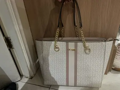 Bolso tote Guess beige con detalles dorados - miniatura 1