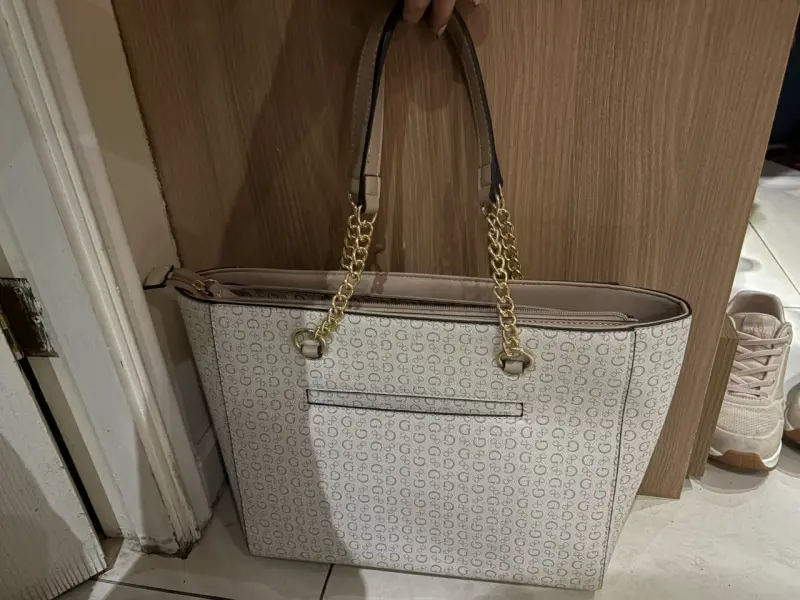 Bolso tote Guess beige con detalles dorados - 2